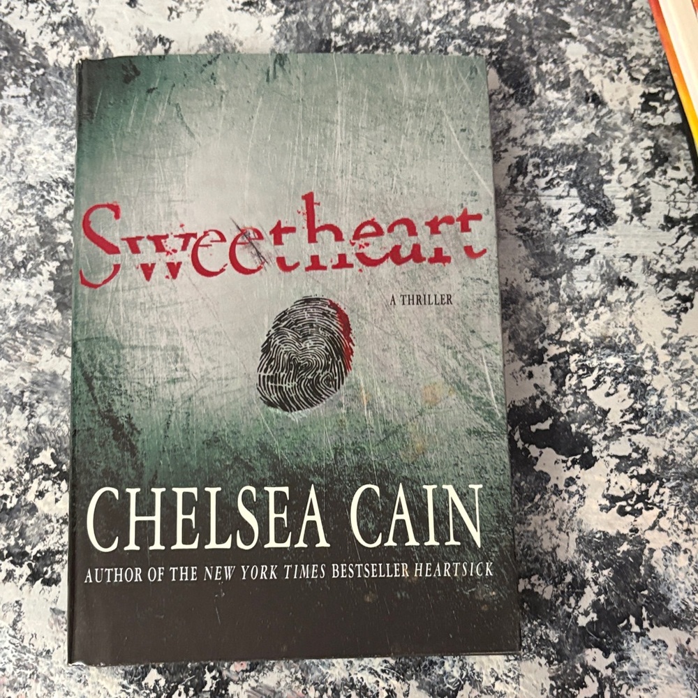 Sweetheart by Chelsea Cain - Green & Black Thriller hardcover